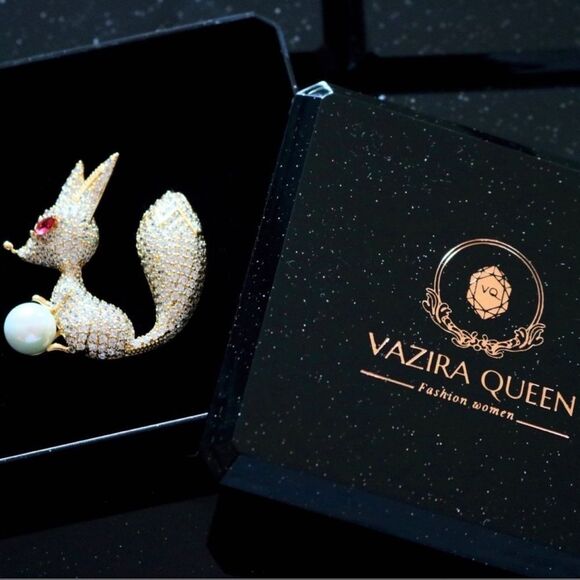 VQ Swan Brooch - Picture 3 of 3